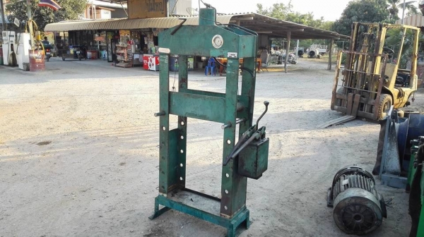 *** SOLD *** แท่นอัด TMC ขนาด 30 ตัน. สภาพเดิมๆแม่แรงดี กำลังอัดยังแน่น ไม่ทำสี พร้อมใช้งาน!!