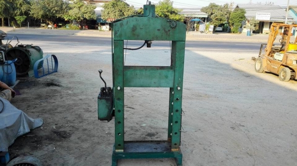 *** SOLD *** แท่นอัด TMC ขนาด 30 ตัน. สภาพเดิมๆแม่แรงดี กำลังอัดยังแน่น ไม่ทำสี พร้อมใช้งาน!!