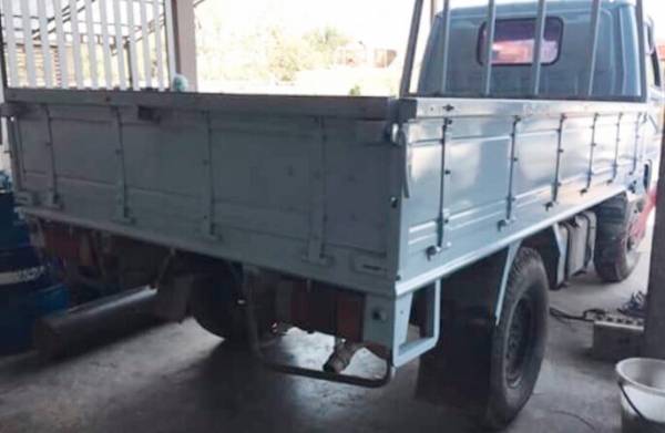 ISUZU ELF NKR 110 HP 4BE1 รถบรรทุก 4 ล้อกลาง กระบะเหล็กคาร์โก้ความยาว 3.20 เมตรพื้นไม้อย่างสวยพร้อมบรรทุกหนักได้เลยครับ เครื่องแน่นดีแรงดีไม่มีเยิ้มครับ ภายในห้องเก๋งคอนโซลสวยครบพร้อม พวงมาลัยเพาเวอร์ ช่วงล่างแน่นดีคัชซีสวยไม่มีแตกบวม ยาง 7.50 ขอบ 16 สภาพ