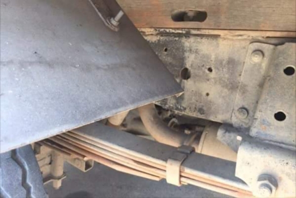 ISUZU ELF NKR 110 HP 4BE1 รถบรรทุก 4 ล้อกลาง กระบะเหล็กคาร์โก้ความยาว 3.20 เมตรพื้นไม้อย่างสวยพร้อมบรรทุกหนักได้เลยครับ เครื่องแน่นดีแรงดีไม่มีเยิ้มครับ ภายในห้องเก๋งคอนโซลสวยครบพร้อม พวงมาลัยเพาเวอร์ ช่วงล่างแน่นดีคัชซีสวยไม่มีแตกบวม ยาง 7.50 ขอบ 16 สภาพ