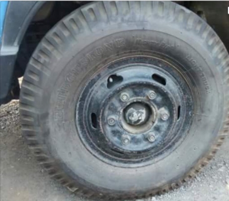 ISUZU ELF NKR 110 HP 4BE1 รถบรรทุก 4 ล้อกลาง กระบะเหล็กคาร์โก้ความยาว 3.20 เมตรพื้นไม้อย่างสวยพร้อมบรรทุกหนักได้เลยครับ เครื่องแน่นดีแรงดีไม่มีเยิ้มครับ ภายในห้องเก๋งคอนโซลสวยครบพร้อม พวงมาลัยเพาเวอร์ ช่วงล่างแน่นดีคัชซีสวยไม่มีแตกบวม ยาง 7.50 ขอบ 16 สภาพ