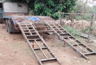 ISUZU TX 145 HP 6BB1 รถสิบล้อหัวยาวเพลาเดียว เทรลเลอร์ท้ายลาดมีหางพับไฮดรอลิกส์ขึ้นรถเกี่ยวข้าวและรถแบ็คโฮร PC 120 พร้อมลากพร้อมบรรทุกได้เลยครับ เครื่องยนต์แรงดีแห้งดีไม่เยิ้ม ภายในเก๋งคอนโซลอยู่ครบสภาพดีครับ พวงมาลัยธรรมดา เบรคลม ช่วงล่างชุดเพลาท้ายเพลาเ