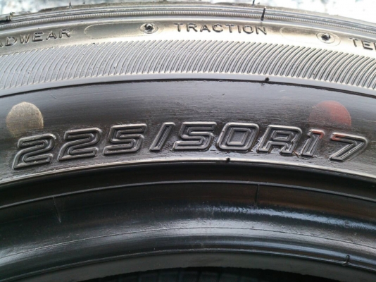 ขายยาง  DUNLOP LM704  225/50R17 ยางสัปดาห์ที่06ปี15  ดอกยางหนาสดนิ่มเท่ากันไม่แตกลายไม่ร้าวไม่มีปะสวยๆ จำนวน 1 ชุด