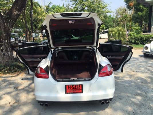 PORSCHE Panamera 3.0S Hybird ปี 2012 สภาพเหมือนพึ่งออกจากห้าง รถมือเดียวป้ายแดง ไมล์แท้ 32.xxx km อุปกรณ์ครบเอกสารพร้อมโอน