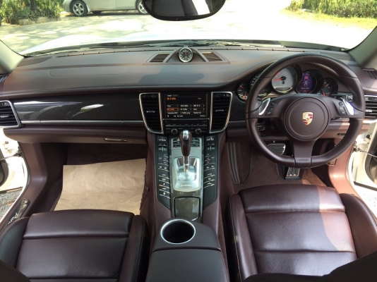 PORSCHE Panamera 3.0S Hybird ปี 2012 สภาพเหมือนพึ่งออกจากห้าง รถมือเดียวป้ายแดง ไมล์แท้ 32.xxx km อุปกรณ์ครบเอกสารพร้อมโอน