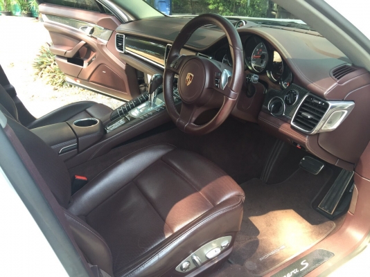 PORSCHE Panamera 3.0S Hybird ปี 2012 สภาพเหมือนพึ่งออกจากห้าง รถมือเดียวป้ายแดง ไมล์แท้ 32.xxx km อุปกรณ์ครบเอกสารพร้อมโอน