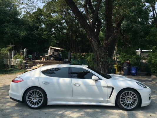 PORSCHE Panamera 3.0S Hybird ปี 2012 สภาพเหมือนพึ่งออกจากห้าง รถมือเดียวป้ายแดง ไมล์แท้ 32.xxx km อุปกรณ์ครบเอกสารพร้อมโอน