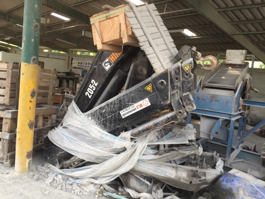 ขาย เฮี๊ยบ 9 ตัน 205 - 2 / รุ่น ใหม่.  ( * ไม่เคยใช้งาน. )    สนใจติดต่อ  081 - 6079515