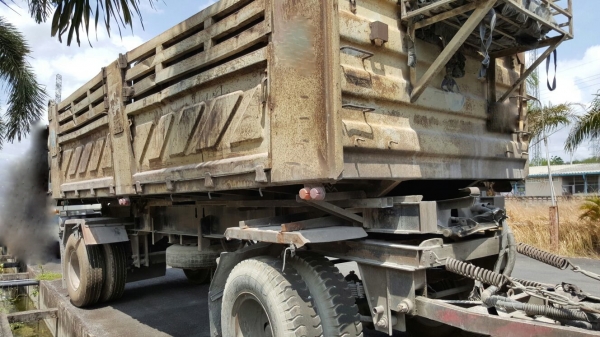 ขายหางพ่วง  สามมิต  2  เพลา. ปี 49  ( มีขาย 4 หาง. )   สนใจติดต่อ  081 - 6079515