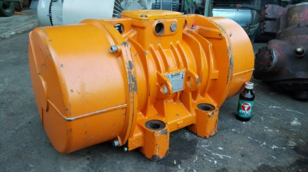 Sell>> มอเตอร์สั่น-เขย่า ITALVIBRAS Made in ITALY ตัวใหญ่ขนาด 7 HP. 380V. สภาพใหม่ 98\% ใช้งานมาน้อยสดมาก