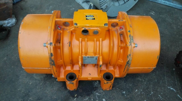 Sell>> มอเตอร์สั่น-เขย่า ITALVIBRAS Made in ITALY ตัวใหญ่ขนาด 7 HP. 380V. สภาพใหม่ 98\% ใช้งานมาน้อยสดมาก