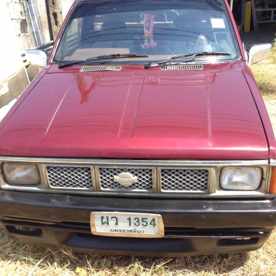 ขายรถกระบะนิสสันตอนเดียวสีแดง