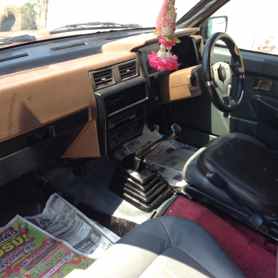 ขายรถกระบะนิสสันตอนเดียวสีแดง