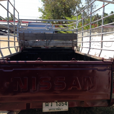 ขายรถกระบะนิสสันตอนเดียวสีแดง