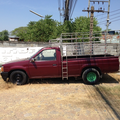 ขายรถกระบะนิสสันตอนเดียวสีแดง