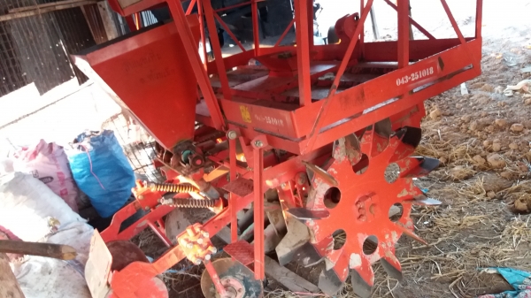 เครื่องปลูกอ้อยร่องคู่30 CM ใส่รถไถรุ่นใหญ่ เครื่องปลูกอ้อยร่องคู่30 CM ใส่รถไถรุ่นใหญ่