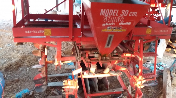 เครื่องปลูกอ้อยร่องคู่30 CM ใส่รถไถรุ่นใหญ่