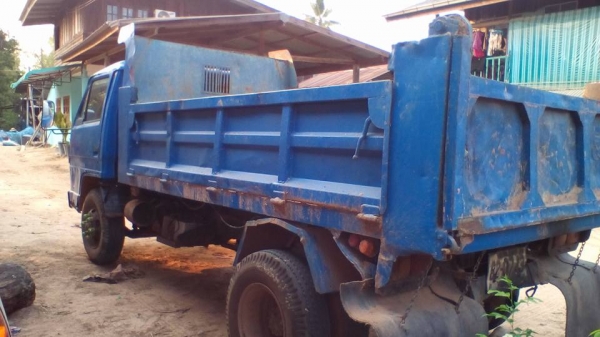 6ล้อดั้มดิน5คิว ISUZU KS-110 แรง ฝาขาว เครื่อง/เกียร์ เดิม แรงดี ปั้มอ่อน ช่วงล่างใหญ่ Fหน้า-หลัง พ.พาวเวอร์ หัวNPRลงเล่ม ดั้มเหล็ก3.70ม.ยิงหน้า ยาง8.25/16 เล่มทะเบียน ภาษีเต็ม ตามสภาพ **ขาย ISUZU KS-110 แรง ฝาขาว 6ล้อดั้มดิน5คิว ช่ว