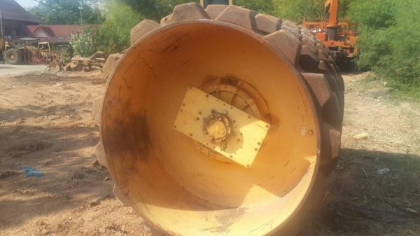 ขายล้อรถบด DYNAPAC รุ่นCA251 และลงได้อีกหลายรุ่นครับ