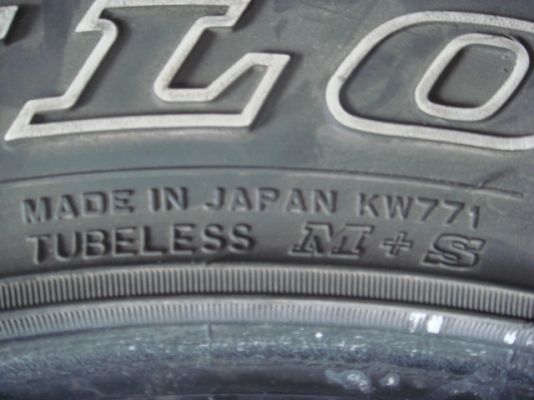 ยางออฟโรด dunlop grandtrek at3 japan4เส้นสภาพสวยดอกเยอะครับ ขนาด285 75 16ยางปลายปี 12ครับมีปะ1จุด1เส้นรับของแถวแฟชั่นไอแลนด์ครับ