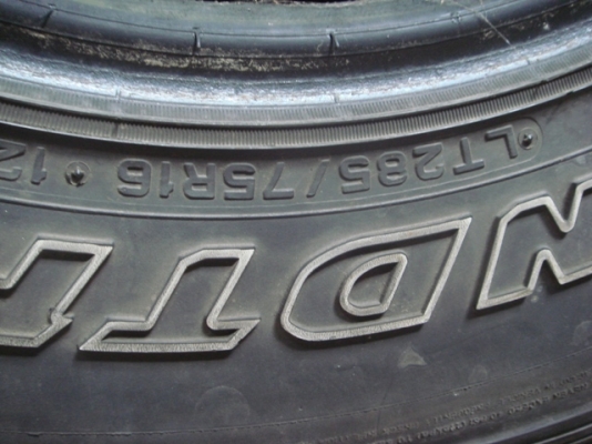 ยางออฟโรด dunlop grandtrek at3 japan4เส้นสภาพสวยดอกเยอะครับ ขนาด285 75 16ยางปลายปี 12ครับมีปะ1จุด1เส้นรับของแถวแฟชั่นไอแลนด์ครับ