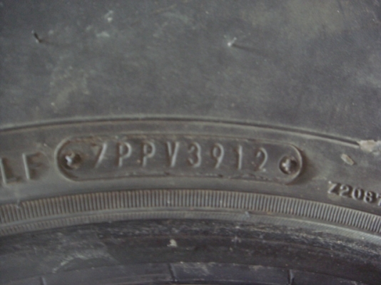 ยางออฟโรด dunlop grandtrek at3 japan4เส้นสภาพสวยดอกเยอะครับ ขนาด285 75 16ยางปลายปี 12ครับมีปะ1จุด1เส้นรับของแถวแฟชั่นไอแลนด์ครับ