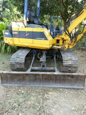 รถแบคโฮ ยี่ห้อโคมัตซุ รุ่น PC40 รุ่น 6