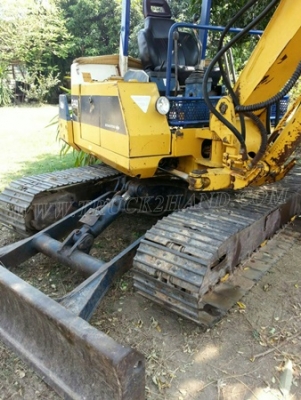 รถแบคโฮ ยี่ห้อโคมัตซุ รุ่น PC40 รุ่น 6