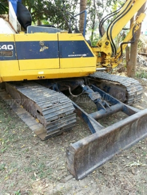 รถแบคโฮ ยี่ห้อโคมัตซุ รุ่น PC40 รุ่น 6