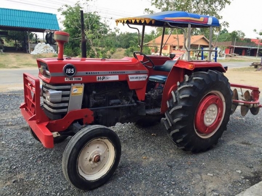 ขายรถไถMASSEY 165 HP (แม็กซี่) พร้อมอุปกรณ์ผานพรวน รถสวย เครื่องดี ทุกระบบสมบูรณ์ พร้อมใช้งานค่ะ ราคา 165,000 บาท สนใจโทร 081-9136451 หรือ ขอดูรูปเพิ่มเติมทาง line:bow6451 ค่ะ #รถสวยมีเล่มทะเบียนพร้อมโอน