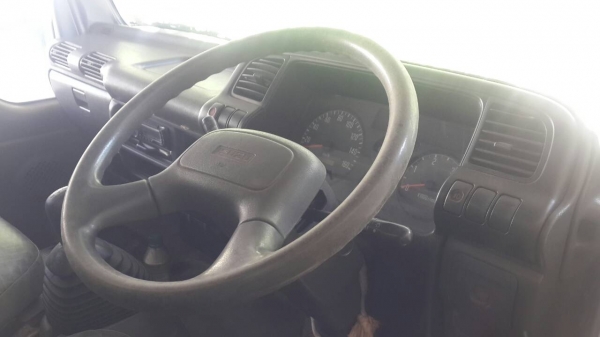 รถอีซูซู 6 ล้อ รั้ว ( ไม่ดั้ม ) NKR 130 แรงม้า. ปี 50.  ( รถวิ่ง 2xx,xxx กม. )    สนใจติดต่อ  081 - 6079515