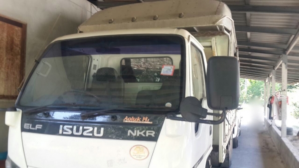 รถอีซูซู 6 ล้อ รั้ว ( ไม่ดั้ม ) NKR 130 แรงม้า. ปี 50.  ( รถวิ่ง 2xx,xxx กม. )    สนใจติดต่อ  081 - 6079515