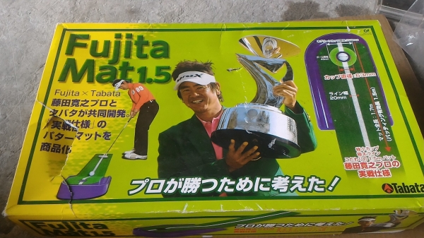 (แบบที่ 2 )พรมซ้อมพัตกอล์ฟจากญี่ปุ่น Fujita มีช่องแถบสีขาวเป็นเส้นนำให้ ขนาดรูหลุม โต 63 มม.  ความยาวรวม  1.7 เมต