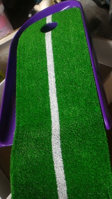 (แบบที่ 2 )พรมซ้อมพัตกอล์ฟจากญี่ปุ่น Fujita มีช่องแถบสีขาวเป็นเส้นนำให้ ขนาดรูหลุม โต 63 มม.  ความยาวรวม  1.7 เมต