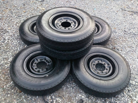 ขายยางถอดป้ายแดง 700R16 พร้อมกะทะเหล็ก 6 รูขอบ16 ยางบริดสโตน  ยางสัปดาห์ที่45ปี15 ตุ่มหน้ายางสีอยู่ครบใหม่ๆ จำนวน 6  เส้น