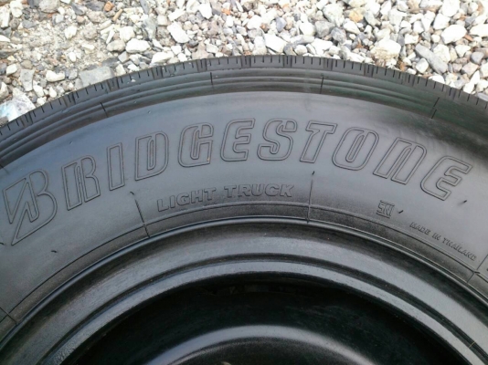 ขายยางถอดป้ายแดง 700R16 พร้อมกะทะเหล็ก 6 รูขอบ16 ยางบริดสโตน  ยางสัปดาห์ที่45ปี15 ตุ่มหน้ายางสีอยู่ครบใหม่ๆ จำนวน 6  เส้น