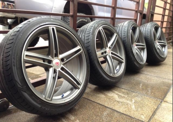 ล้อ Vossen ขอบ18 สภาพสวยมาก ไม่มีซ่อม พร้อมยาง 225 40 18 ดอกเต็ม ใช้กันยาว