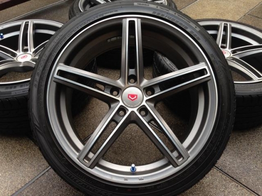 ล้อ Vossen ขอบ18 สภาพสวยมาก ไม่มีซ่อม พร้อมยาง 225 40 18 ดอกเต็ม ใช้กันยาว