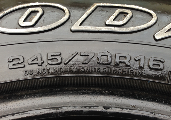 ยาง All Goodyear 245 70 16 สิ้นปี12 ดอกเต็ม ใช้กันยาว ราคาไม่แพง