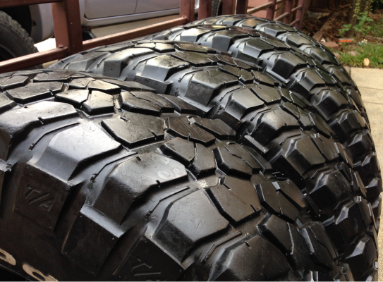 ยาง Mud BF goodrich KM2 245 75 16 กลางปี12 พร้อมใช้งาน ราคาไม่แพง