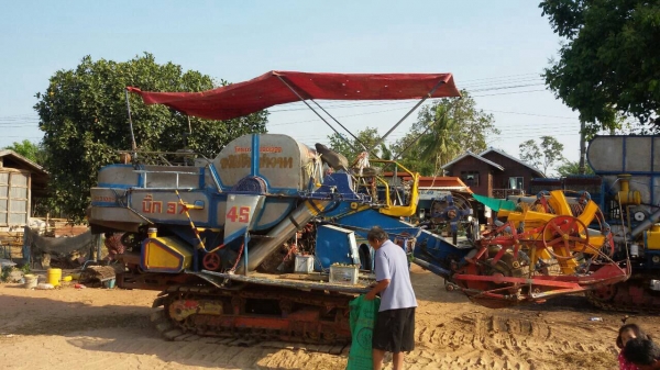 ขาย (175,000บาท) รถเกี่ยวรองกระสอบ ศักดิ์พัฒนาบิ๊ก37เดิมๆสภาพดีพร้อมใช้งาน ขาย (175,000บาท) รถเกี่ยวรองกระสอบ ศักดิ์พัฒนาบิ๊ก37เดิมๆสภาพดีพร้อมใช้งาน