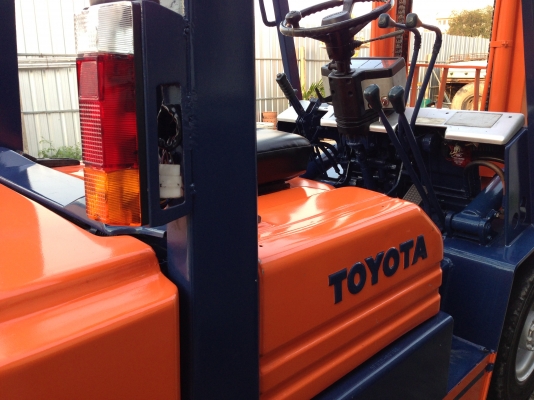 ขายโฟล์คลิฟท์ ขนาด 2 ตัน ยี่ห้อTOYOTA รุ่น 5FD20 เสา 3 เมตร เครื่องดีเชล เกียร์ธรรมดา เสาสูง 3 เมตร งายาวมาตรฐาน ยางตัน เครื่องยนต์ 1DZ เครื่องตัวใหม่ของ TOYOTA รุ่น5 เครื่องเดิมๆ แน่นมากๆ สตาร์ทติดงาน ไมีมีควัน เครื่องแห้งสนิท ไม่มีรั่วซึม ปั๊มไฮดรอลิค เ