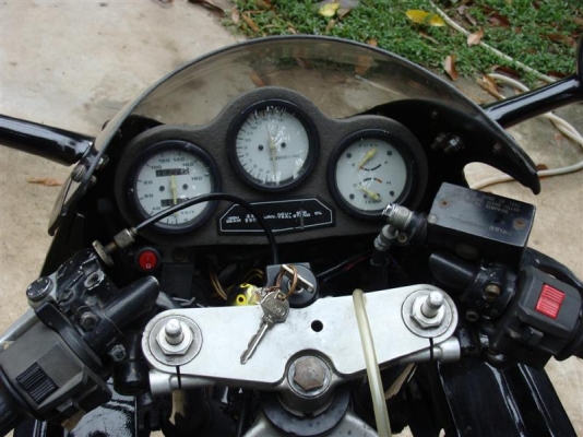 ขาย suzuki gsxr 400 32000 ราคาลดได้อีก (รถพร้อมขี่กลับได้เลย)