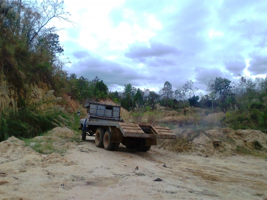 ขายด่วน..รถสิบล้อเทลเล่อร์ ISUZU เครื่อง 185 แรงม้า รถสวย มีเกียร์กลาง ใส่แบคโฮ CAT EL 200B ได้ดี มีทะเบียนครบ.