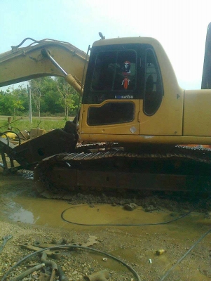 แบคโฮ KOMATSU PC200-6 ซีเรียล9XXXX พร้อมหัวเจาะ แบคโฮ KOMATSU PC200-6 ซีเรียล9XXXX พร้อมหัวเจาะ