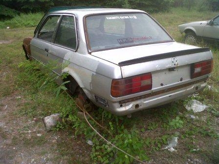 ขายซากรถBMW E30 2ประตู ไม่มีเครื่อง+เกียร์ ไม่มีล้อ มีเอกสารชุดโอนถูกต้อง ภาษีขาด4ปี