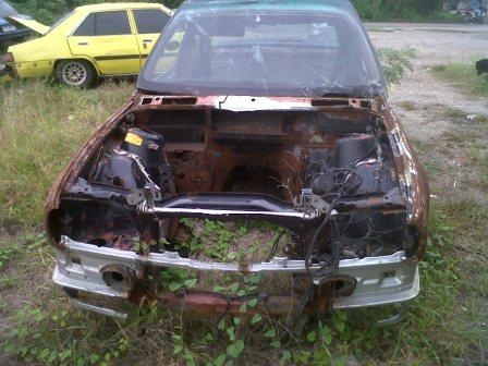 ขายซากรถBMW E30 2ประตู ไม่มีเครื่อง+เกียร์ ไม่มีล้อ มีเอกสารชุดโอนถูกต้อง ภาษีขาด4ปี