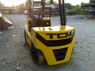 ขายรถโฟคล์ลิฟ  T.C.M FD 30Z7S  เสา 3 ท่อนเข้าตู้ ยกได้สูง4.80 เมตร T.0894071471