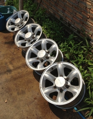 ขายล้อเล็บเหยี่ยวแท้ Isuzu สภาพเดิมทุกอย่าง *10800 บาทครับ
