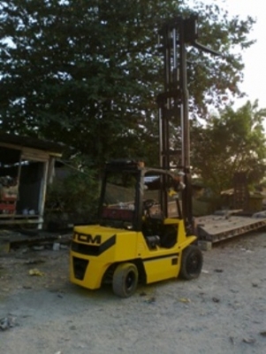 ขายรถโฟคล์ลิฟ 3 ตัน  T.C.M FD 30Z7S  เสา 3 ท่อนเข้าตู้ ยกได้สูง4.80 เมตร T.0894071471